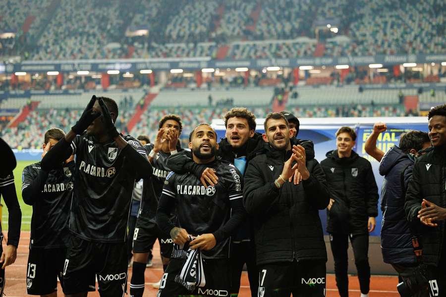 A festa de Nélson Oliveira e companheiros com os adeptos