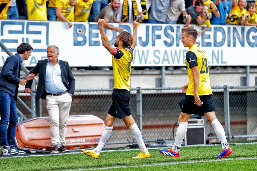 Van den Bergh loopt juichend een ereronde