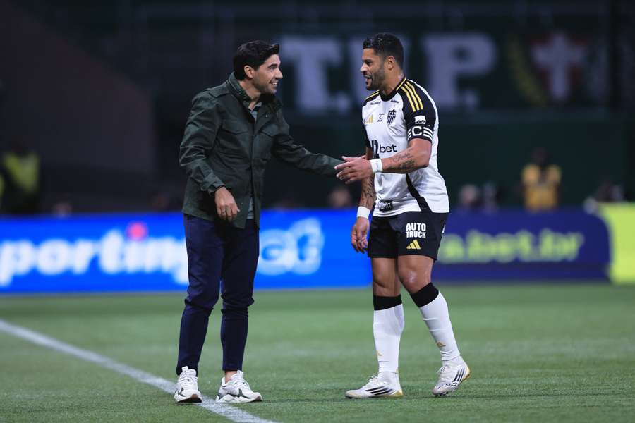 Hulk conversa com Abel Ferreira em duelo entre Palmeiras e Atlético-MG, no Nubank Parque Hulk conversa com Abel Ferreira em duelo entre Palmeiras e Atlético-MG, no Nubank Parque