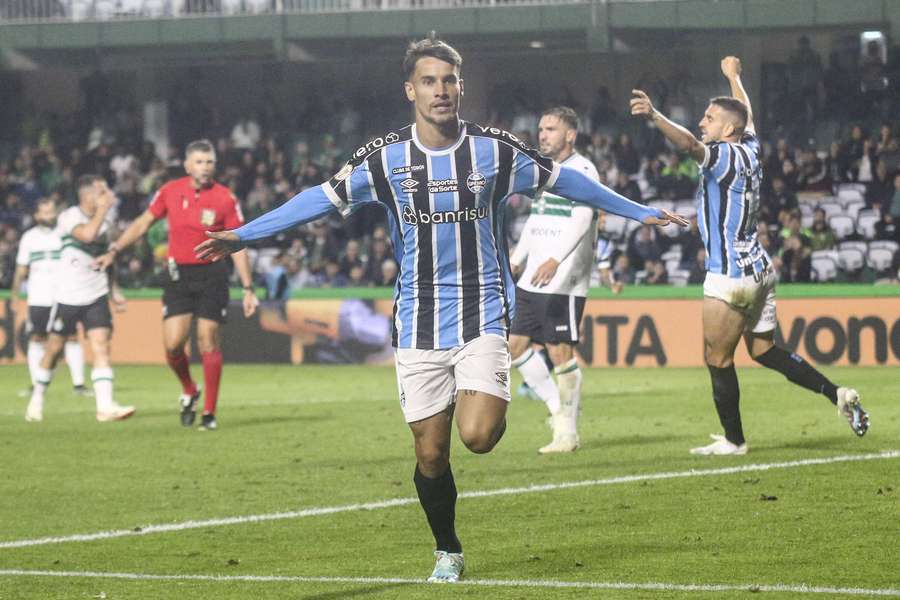 Villasanti celebra o 1º gol do confronto em Curitiba