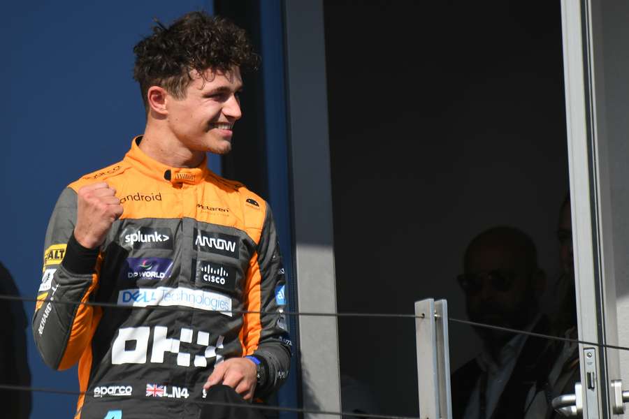 Pilotul britanic al echipei McLaren, Lando Norris, sărbătorește locul al doilea obținut la Marele Premiu de Formula 1 al Ungariei
