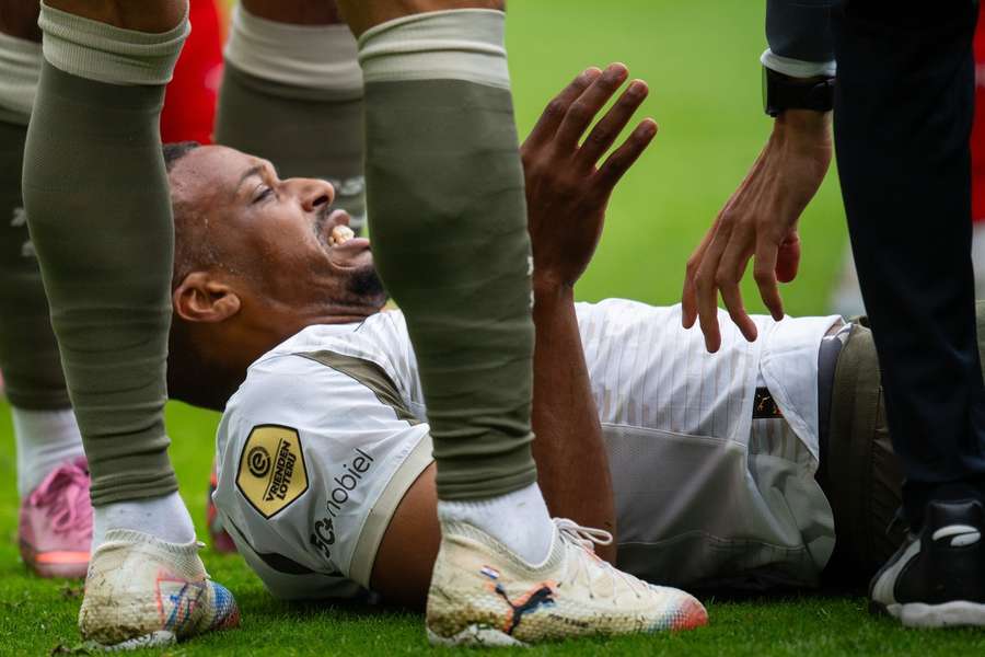 PSV's Alassane Plea was forced to get subbed off with a knee injury