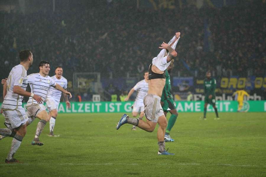 Groot feest na de 2-1 van Kai Brünker in blessuretijd