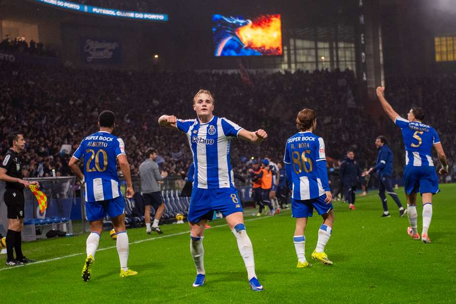 O jovem médio Victor Froholdt alinhou nas 22 jornadas disputadas pelo FC Porto esta época O jovem médio Victor Froholdt alinhou nas 22 jornadas disputadas pelo FC Porto esta época