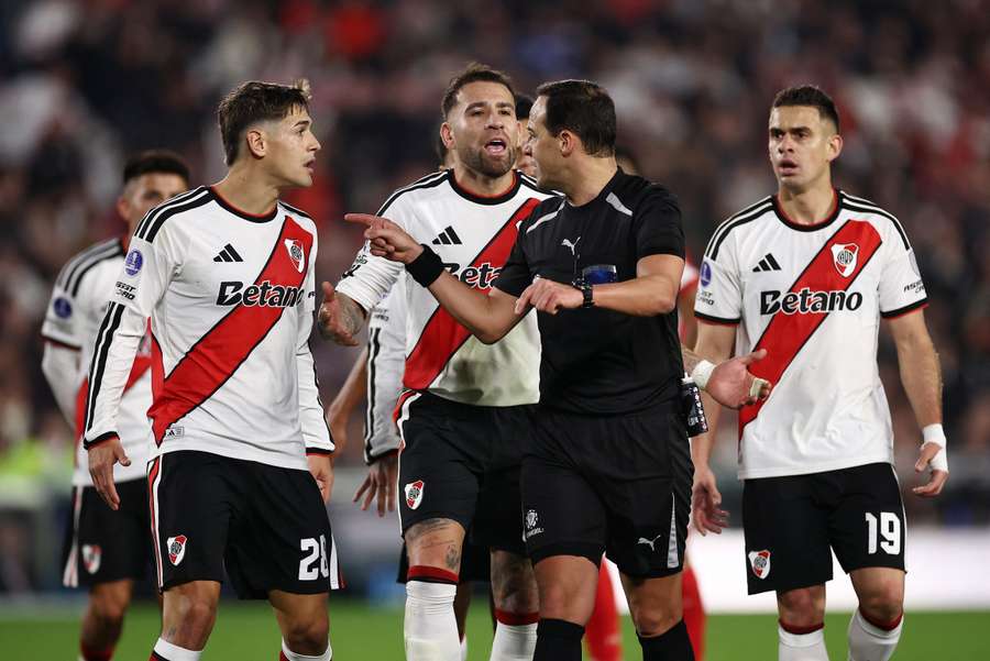 River vence a domicilio al Banfield en su primer encuentro sin Coudet (2-3) River vence a domicilio al Banfield en su primer encuentro sin Coudet (2-3)