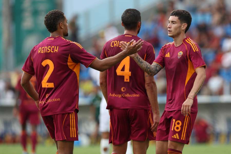 Soulé, Rensch e Cristante após o golo do argentino