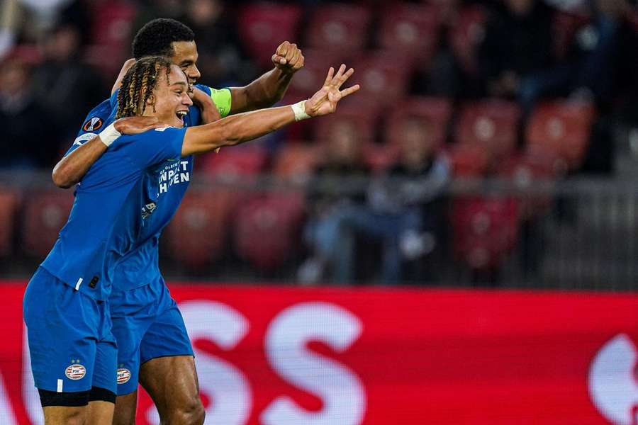 Gakpo en Simons juichen na een goal voor PSV tegen FC Zurich in de Europa League. Hopelijk gaan ze dit nog vaak doen voor Oranje