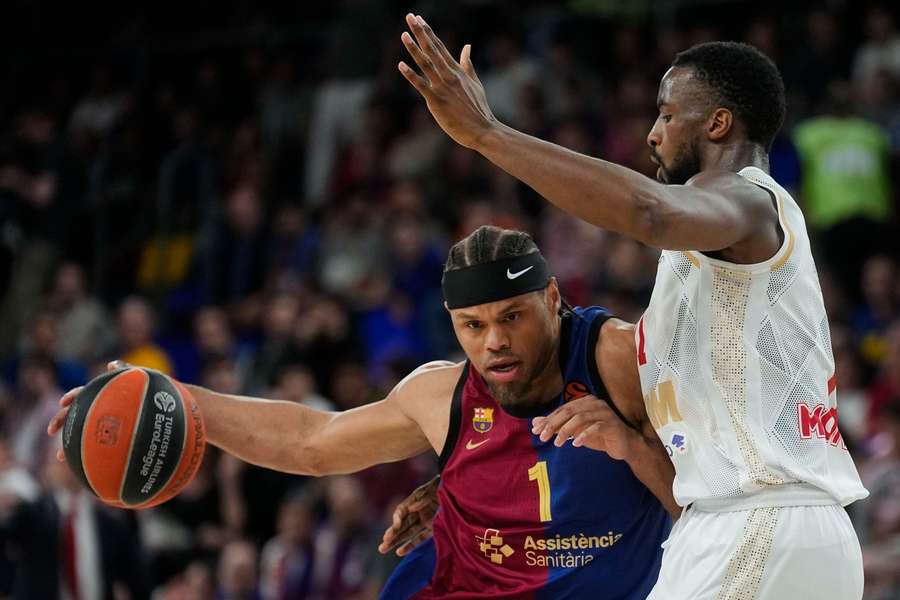 Justin Anderson au duel avec Alpha Diallo lors du troisième match des quarts de finale de l'Euroleague entre le FC Barcelone et l'AS Monaco.