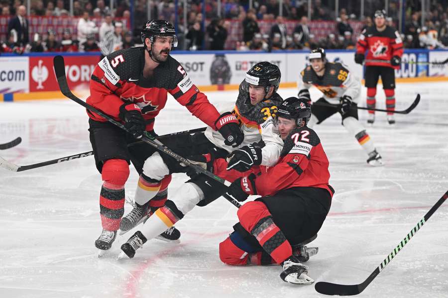 Auch gegen Kanada war JJ Peterka (M., weiß) für das deutsche Team unter den Torschützen.