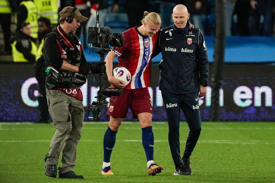 Haaland se lleva el balón tras su hat-trick a Israel