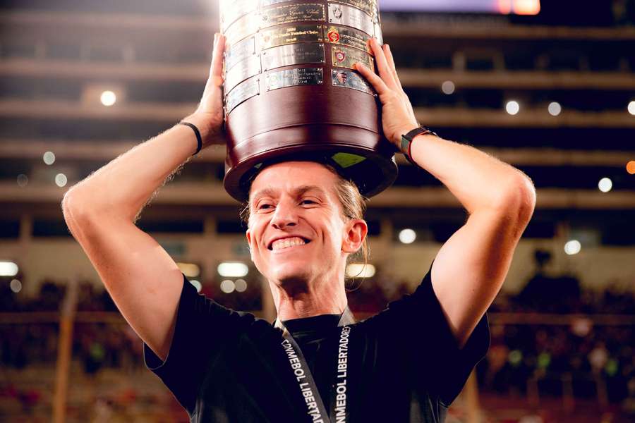 Filipe Luís tem empilhado taças pelo Flamengo Filipe Luís tem empilhado taças pelo Flamengo