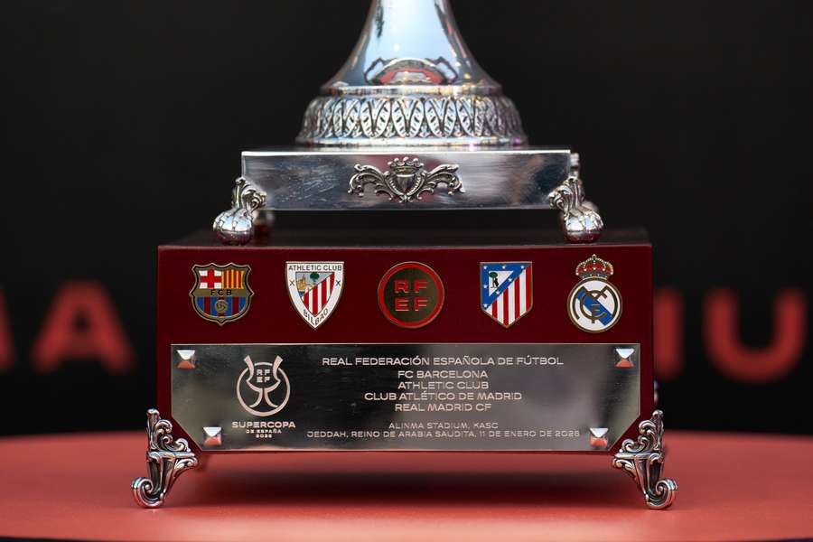 El pedestal de madera del trofeo de la Supercopa