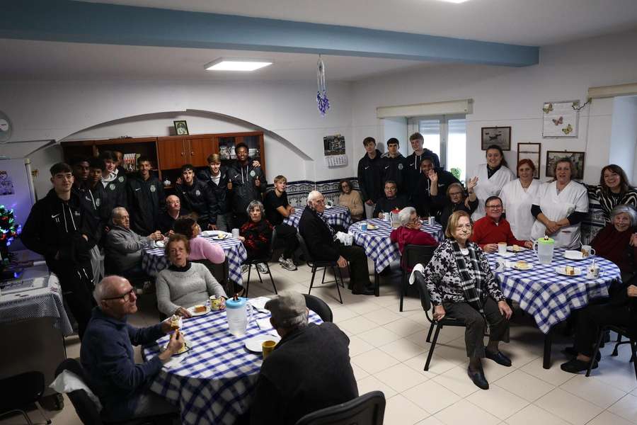 Os jovens leoninos com os utentes do centro de dia Os jovens leoninos com os utentes do centro de dia