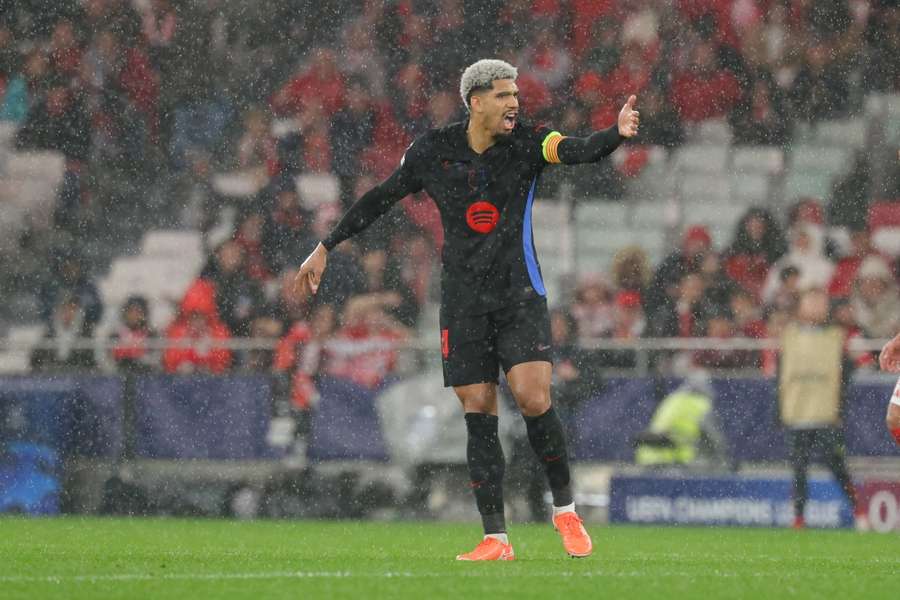 Araujo a debutat în acest sezon Champions League în meciul de pe terenul Benficăi