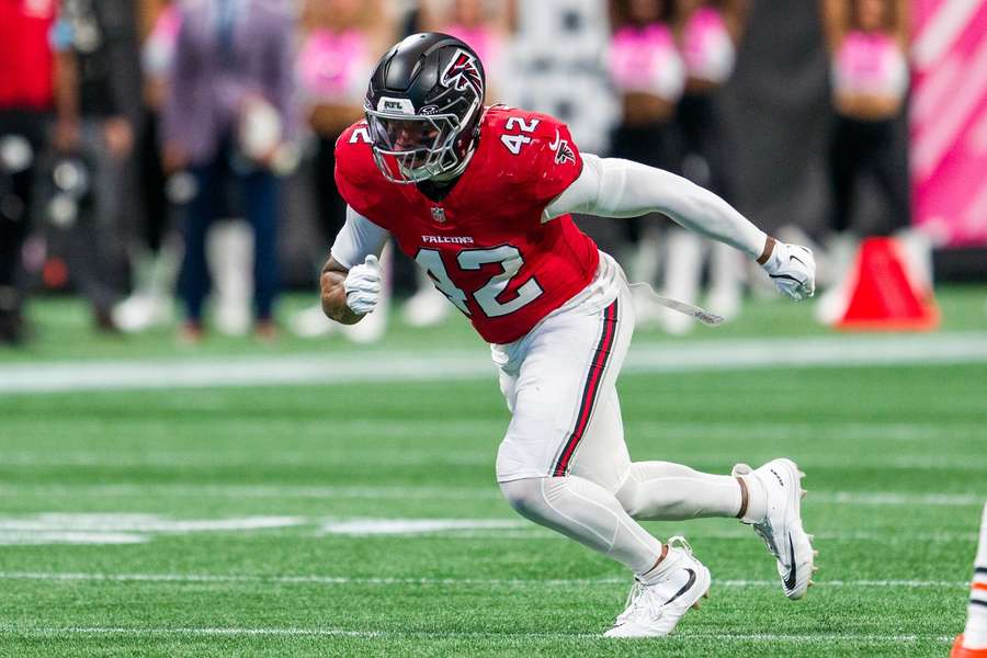 Josh Woods, dos Falcons, em ação ainda com o símbolo antigo Josh Woods, dos Falcons, em ação ainda com o símbolo antigo