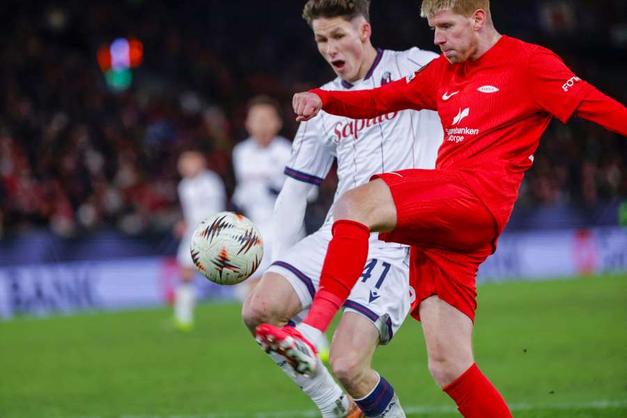 Vitík (vzadu) v souboji s Pedersenem.