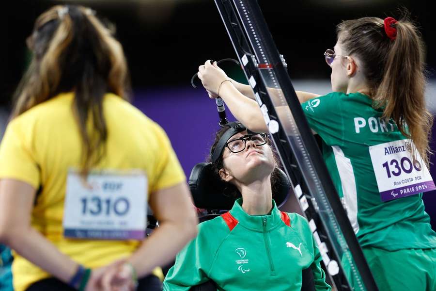 A atleta portuguesa Ana Costa em ação durante a prova de Boccia BC3, fase de grupos, dos Jogos Paralímpicos Paris2024,