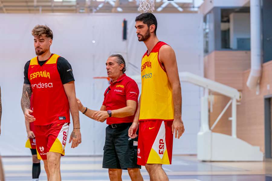Aldama, junto a Juancho Hernangómez y Sergio Scariolo