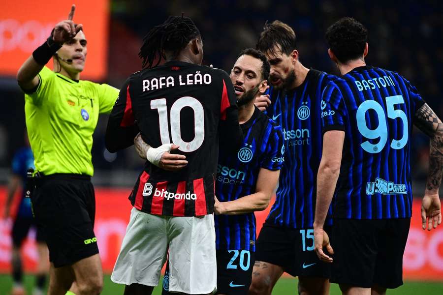 Hakan Calhanoglu intervine în urma unui conflict între Rafa Leao și Francesco Acerbi