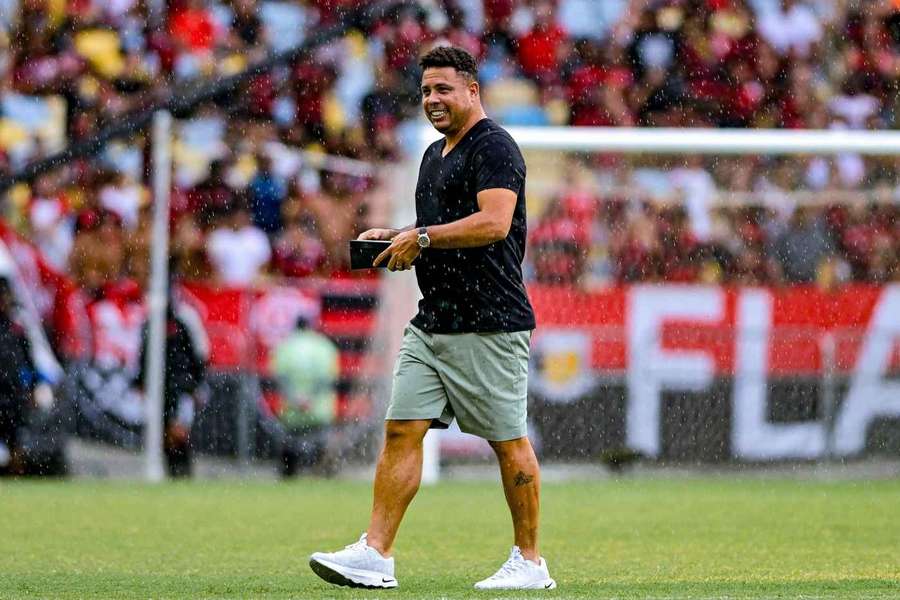 Ronaldo entrou em campo para homenagear Adriano no domingo