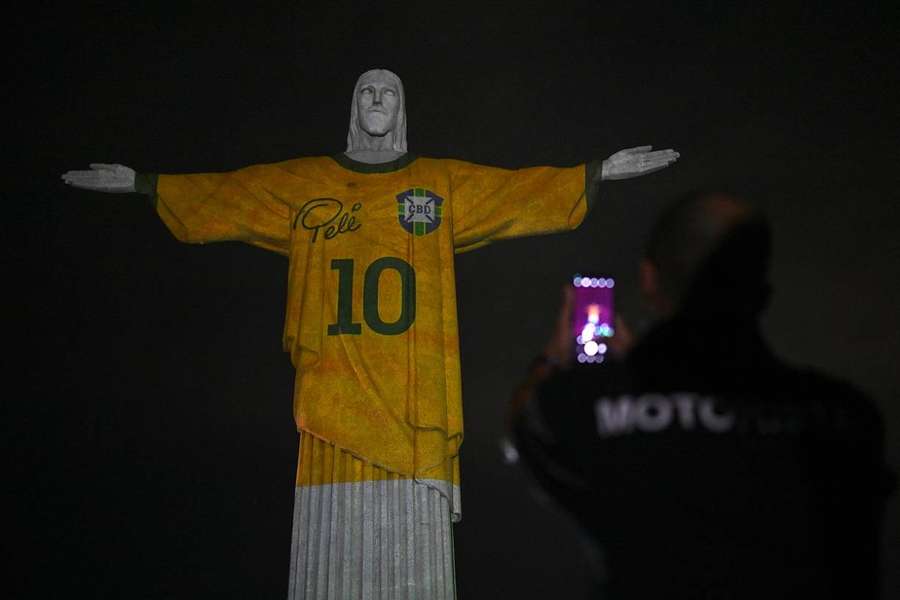 Un brasiliano scatta una foto durante l'omaggio di venerdì a Rio de Janeiro.