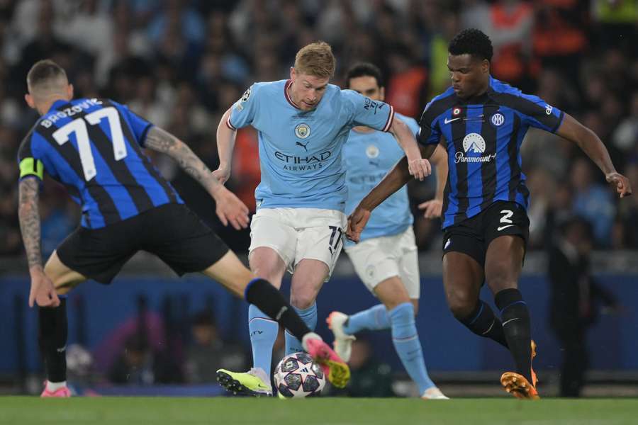 Kevin De Bruyne battles with Marcelo Brozovic and Denzel Dumfries