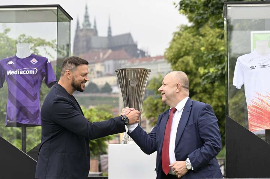 Tomáš Ujfaluši a Petr Fousek s trofejí.