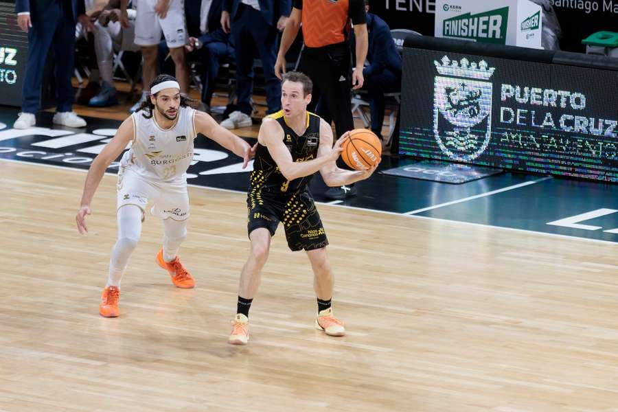 Marcelinho Huertas, ante Leo Meindl Marcelinho Huertas, ante Leo Meindl