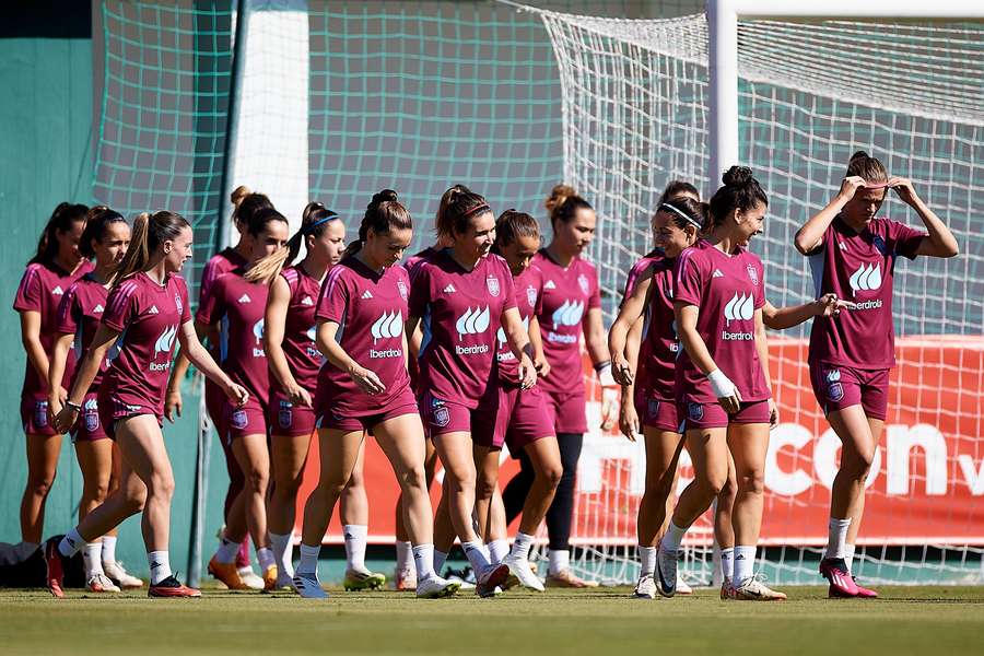 Las campeonas del Mundo entrenan en Sevilla antes del choque ante Suiza