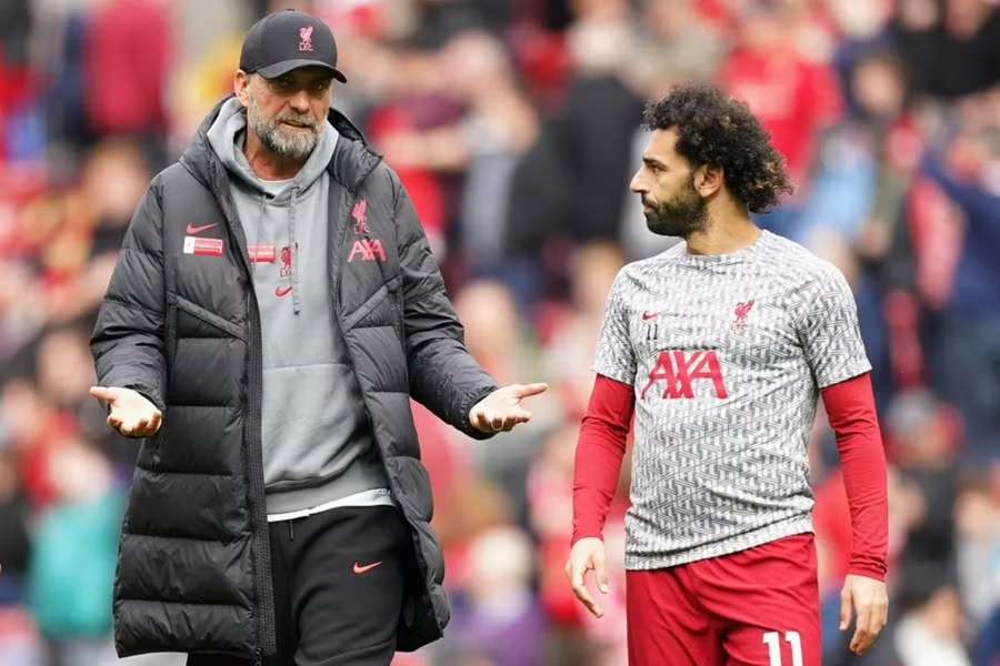 Klopp y Salah dialogan en Anfield 
