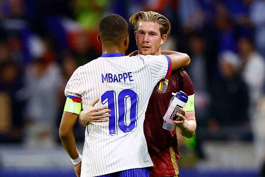 De Bruyne abbraccia Mbappé