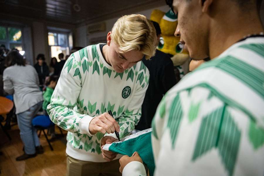 Conrad Harder deu autógrafos Conrad Harder deu autógrafos