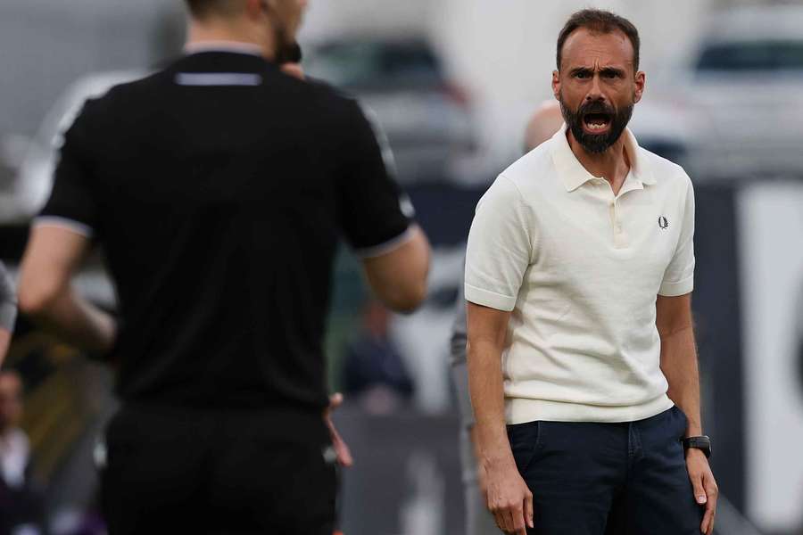 Hugo Oliveira no banco do Famalicão