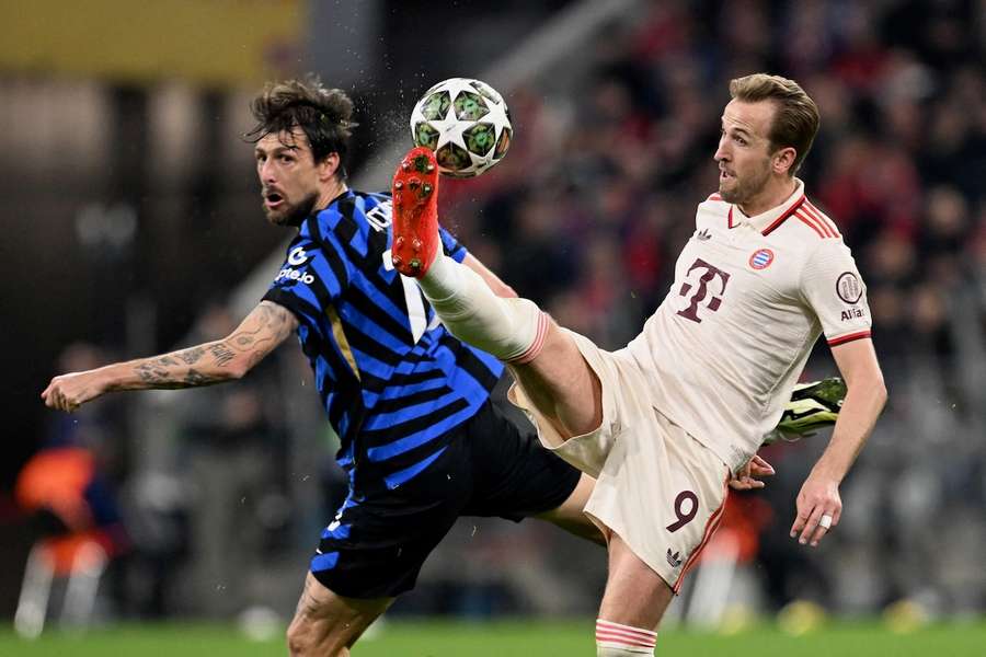 Harry Kane im Duell mit Inters Francesco Acerbi.