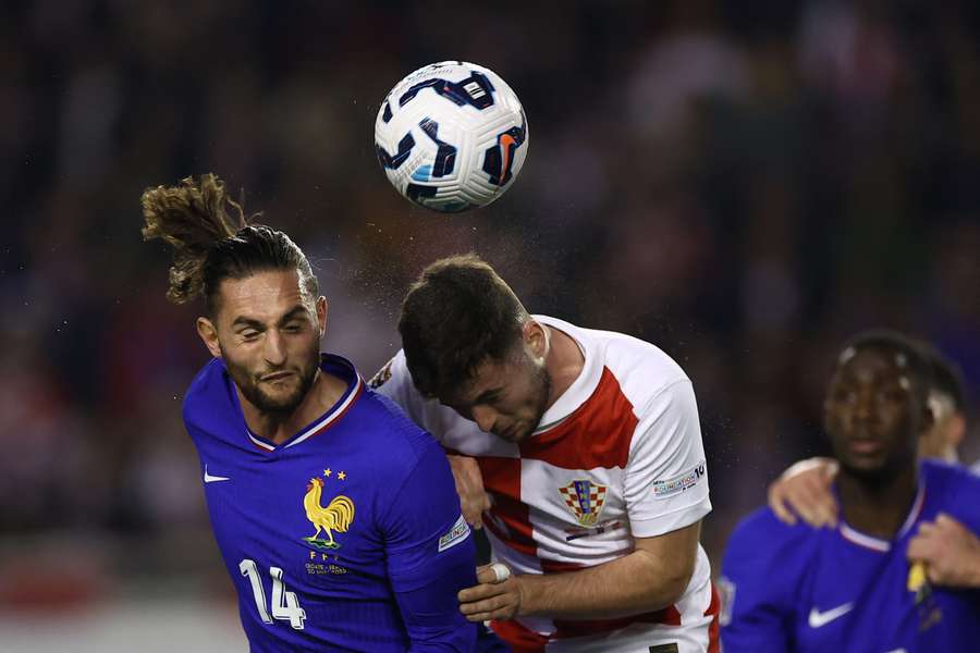 Adrien Rabiot au duel avec Martin Baturina jeudi.