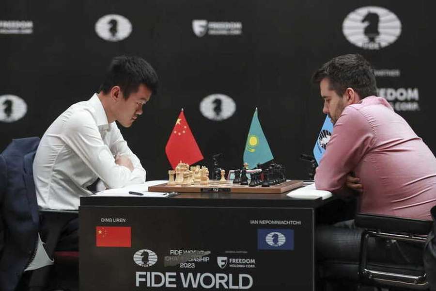 Ding Liren e Ian Nepomniachtchi discutem título mundial