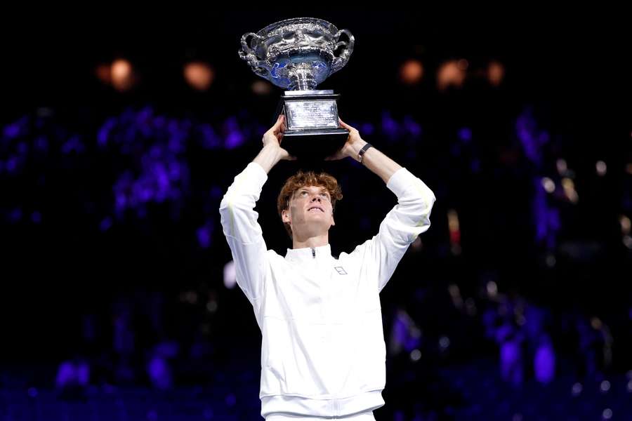 Jannik Sinner con il trofeo vinto un anno fa all'Australian Open