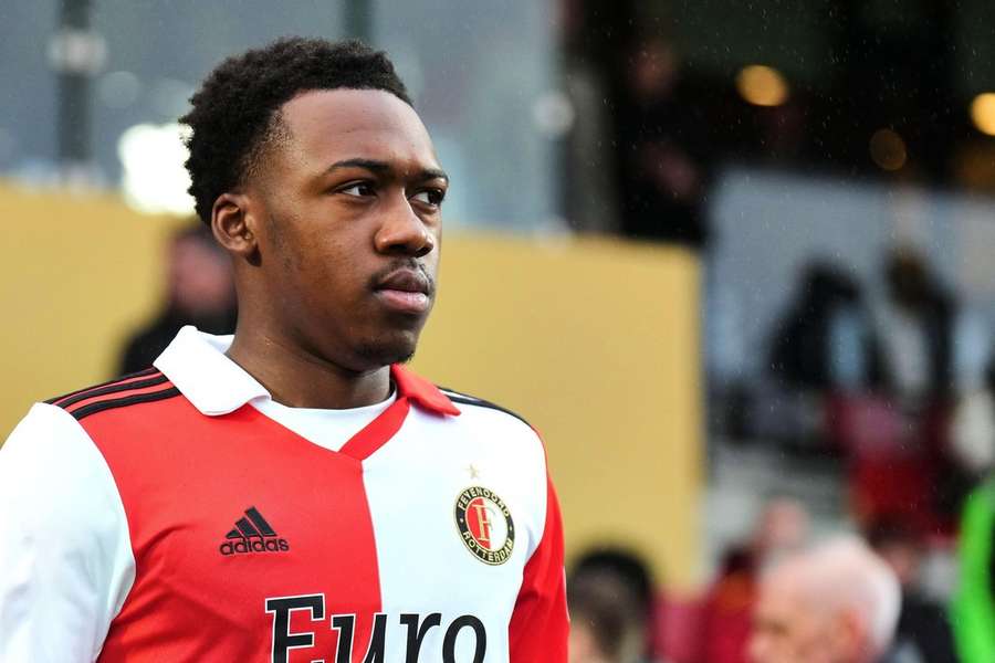 Antoni Milambo (17) zat in de eerste twee Eredivisie-duels van dit jaar op de bank bij Feyenoord