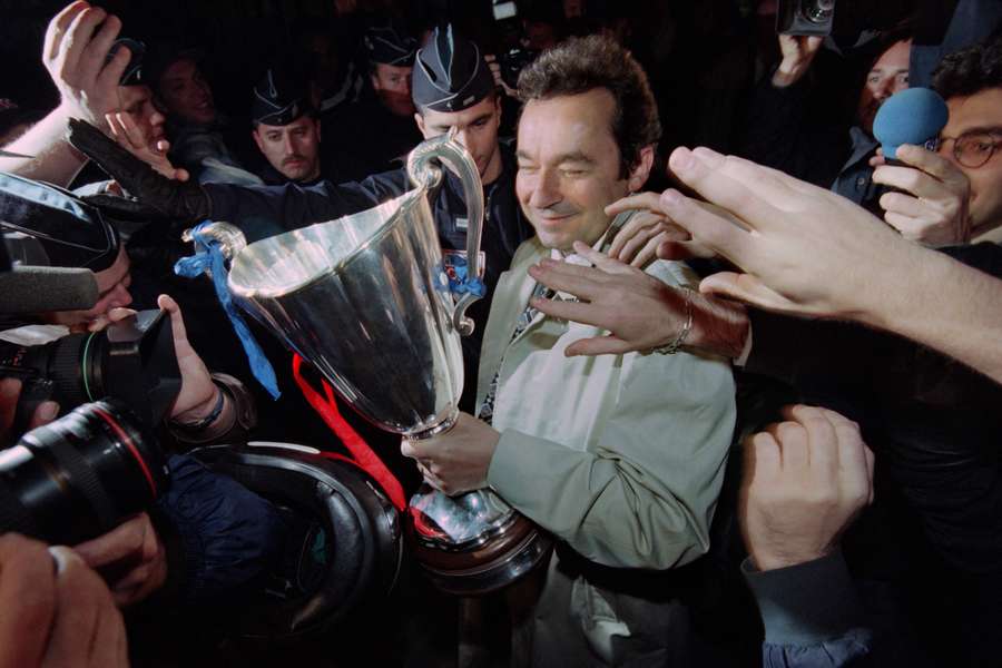 Michel Denisot avec la Coupe des Coupes