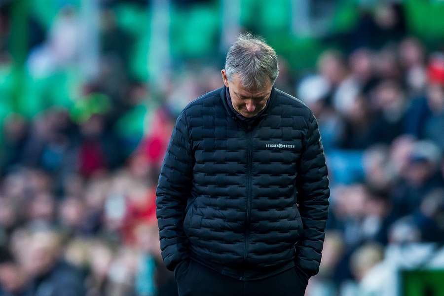 Frank Wormuth baalt tijdens zijn laatste wedstrijd als trainer van Groningen (2-3 tegen Fortuna Sittard)