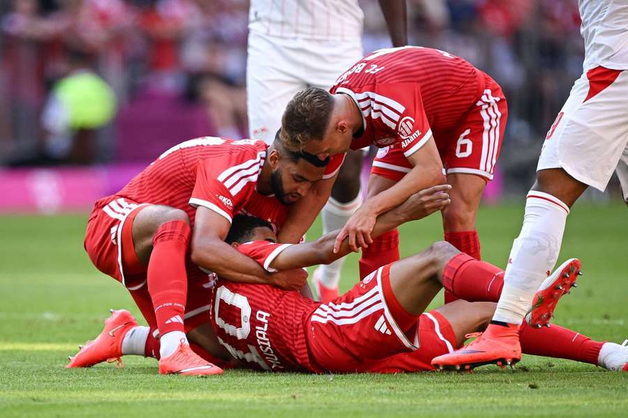 Strach o hvězdu Bayernu! Musiala dal gól a zkolaboval během zápasu. Měl si stěžovat na závratě
