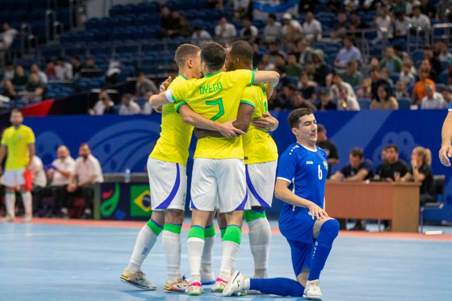 Los jugadores de Brasil celebran un gol en un amistoso.