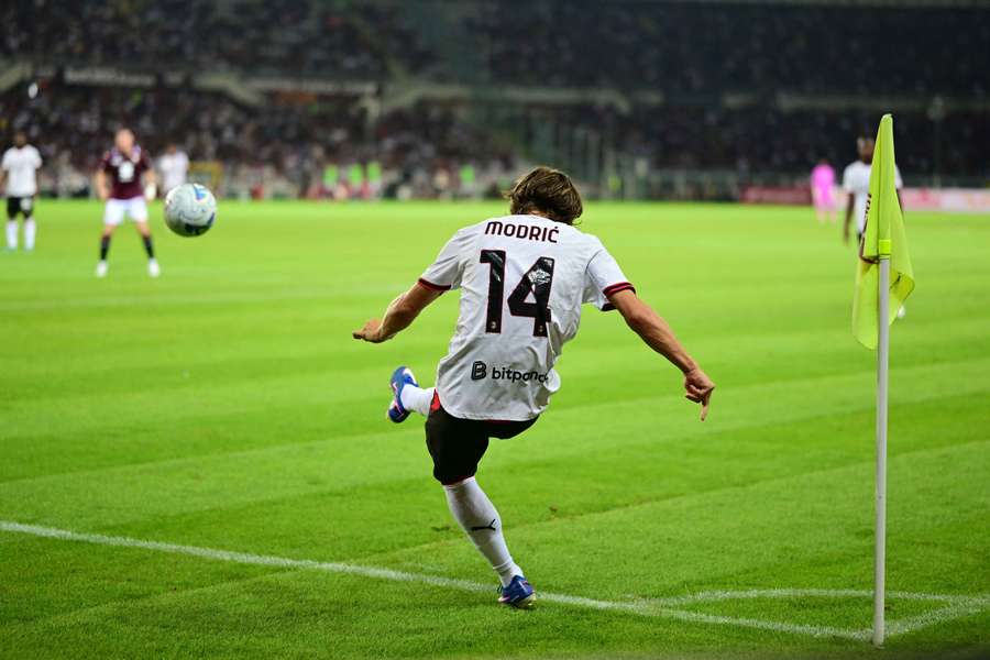 Luka Modric batte un corner contro il Torino