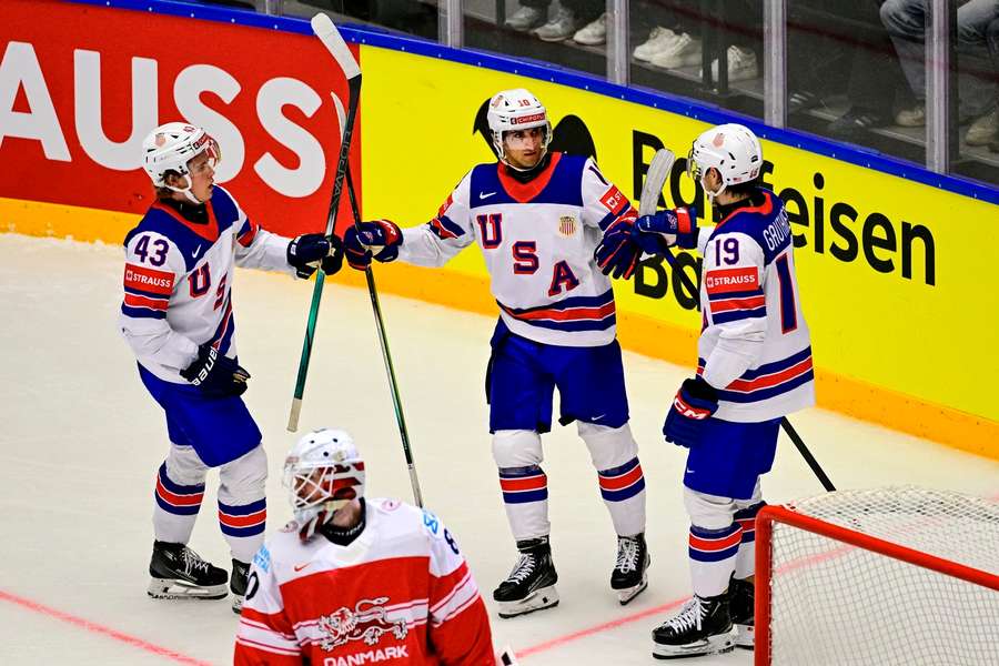 Hokejisté USA se radují z gólu do sítě Dánska.
