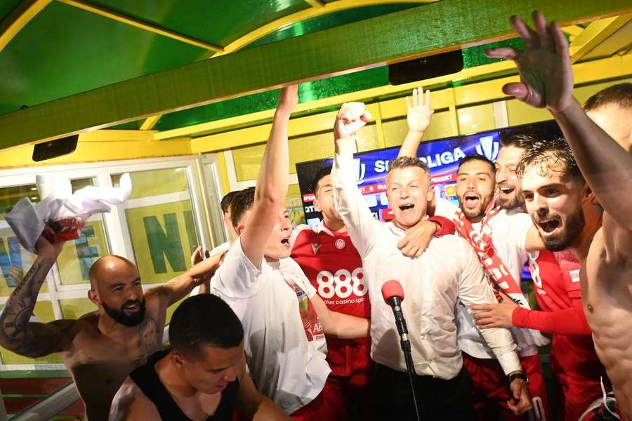 Dinamoviștii și antrenorul Burcă sărbătoresc revenirea în prima Ligă