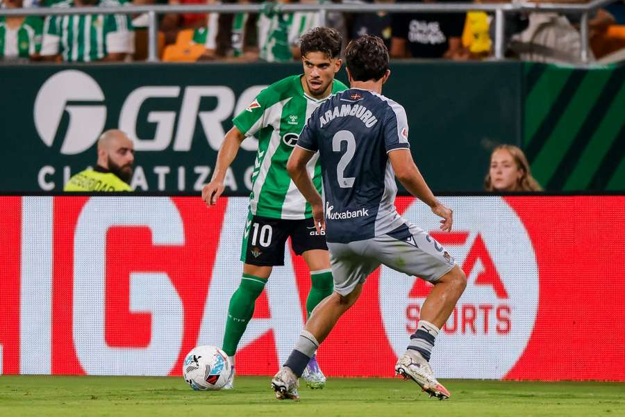 Abde ante Aramburu, en el partido de ida