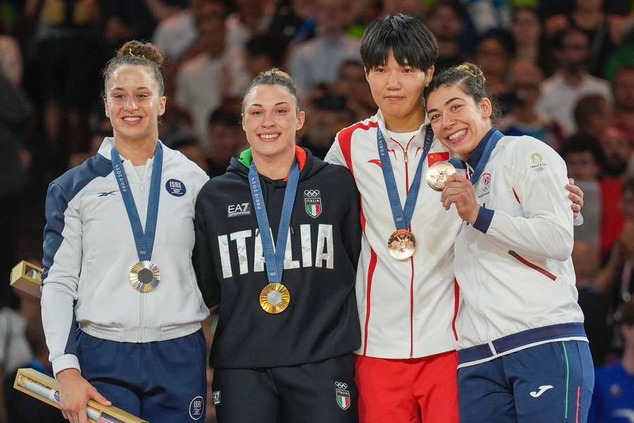 Patrícia Sampaio, à direita, com a medalha de bronze