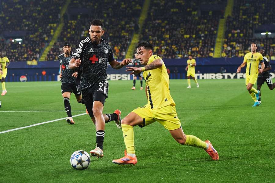 Alberto Moleriro (Villarreal CF) and Gabriel Pereira (FC Copenhagen) battle for the ball