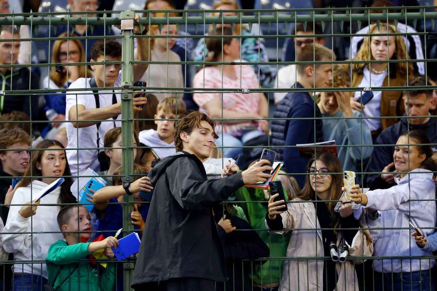 Duplantis, con seguidores en Bruselas después de retirarse por lesión Duplantis, con seguidores en Bruselas después de retirarse por lesión