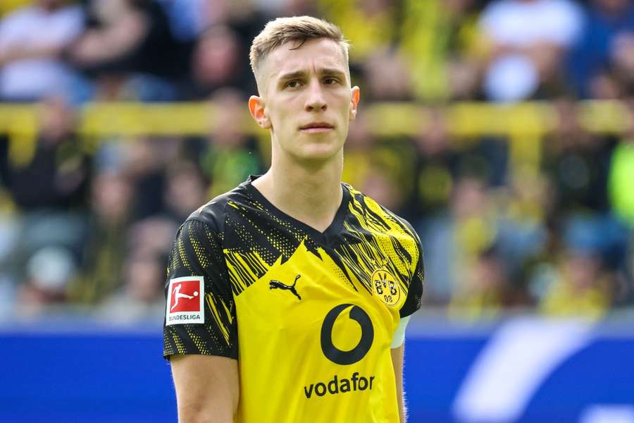 Nico Schlotterbeck muss sich für die Art seiner Verlängerung Kritik anhören.